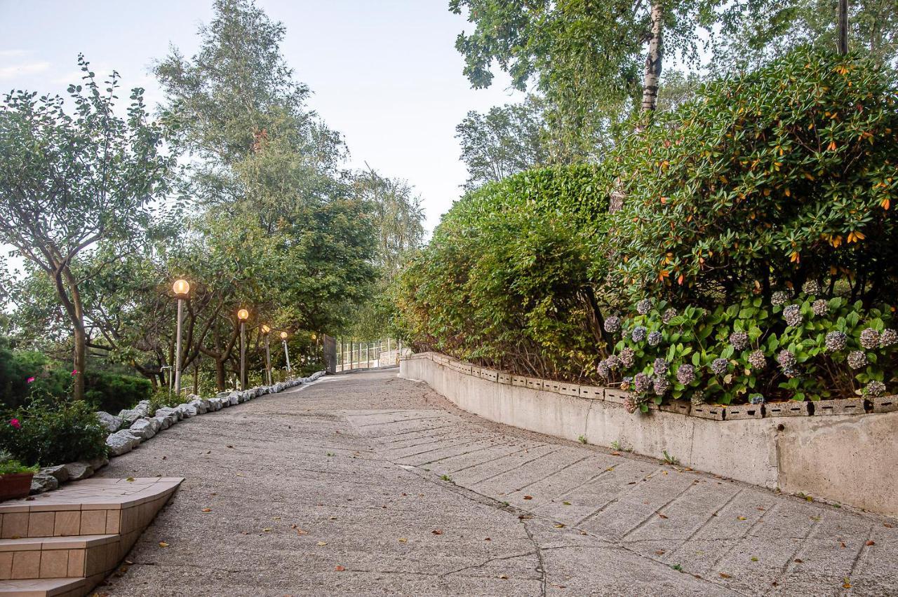 Family Gb - Dimora Fiorita Villa Armeno Exterior photo